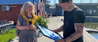 Se när årets nyföretagare i Trosa överraskas med blommor och diplom på onsdagsmorgonen