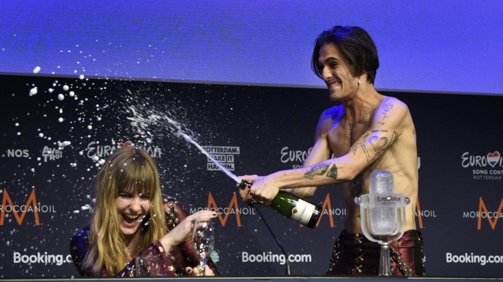 Bandets sångare Damiano David sprutar champagne över basisten Victoria De Angelis.