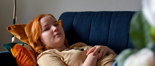 Sjukdomen gör Emma, 25, orkeslös: "Kommer nog behöva rullstol snart – jag blir ju sämre och sämre"