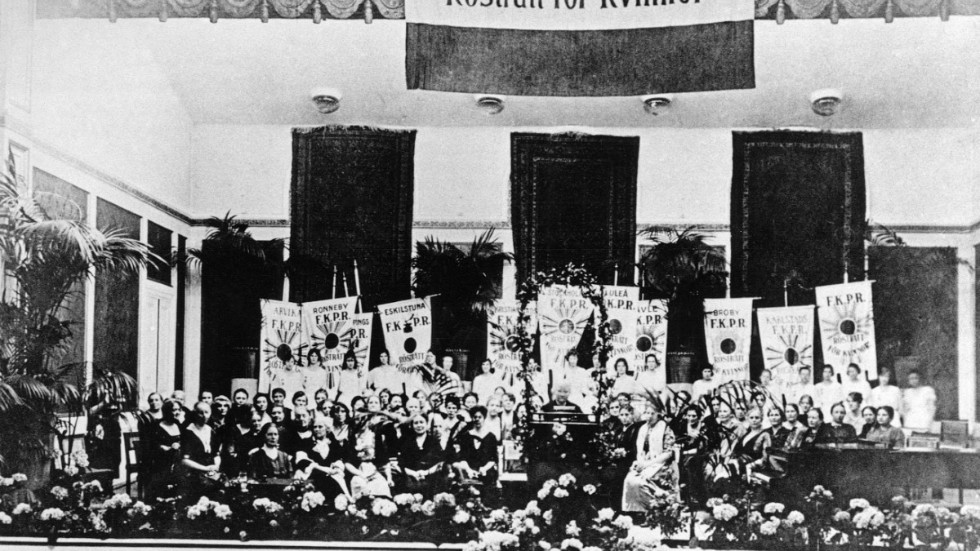 Landsföreningen för kvinnans politiska rösträtt (LKPR) har segermöte 29 mars 1921 i Musikaliska akademien med högtidstal av Ellen Key. Palmer, blommor och standar från hela landet smyckar lokalen.