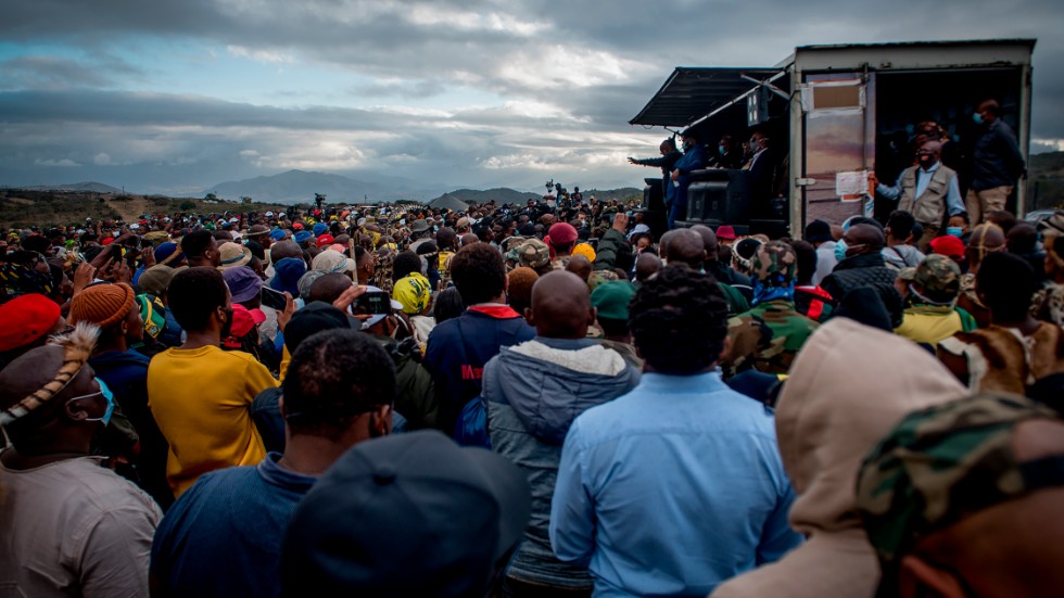 Jacob Zuma talar till sin anhängare utanför sitt hem i Nkandla i provinsen Kwazulu-Natal den 4 juli.