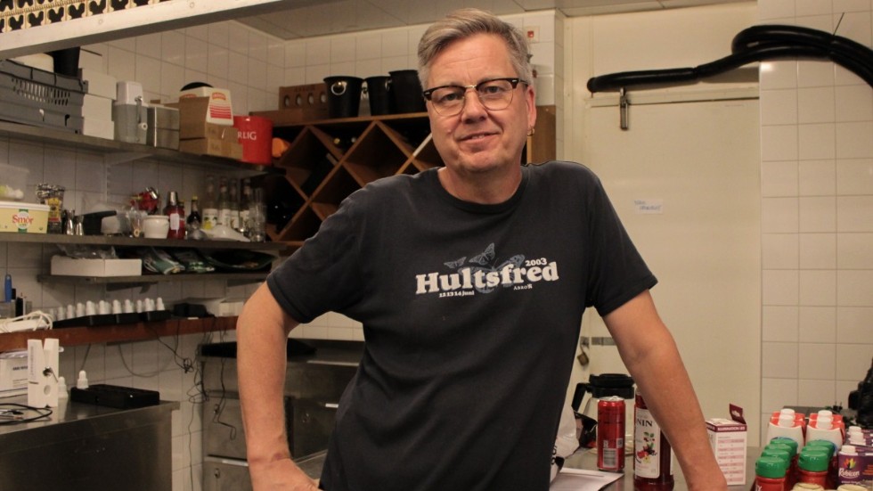 Här i köket, Hotell och restaurang Hulingens hjärta trivs ägaren Putte Svensson Sahlin bäst. Från att laga trasiga diskmaskiner till att stå för bokningarna på telefon. "Nu för tiden får man vara allt i allo själv".