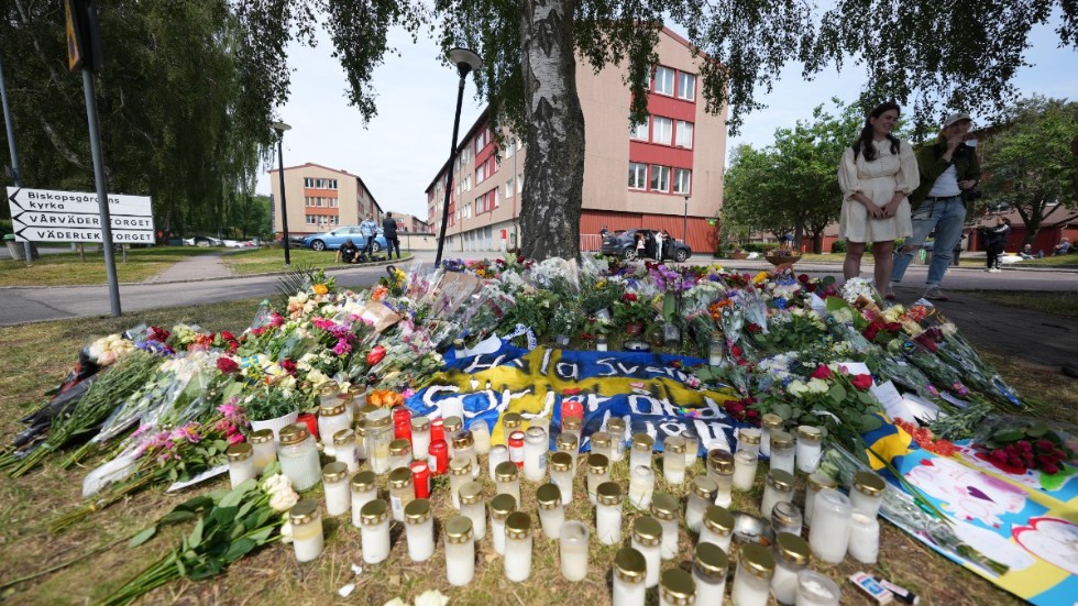 Pojken som misstänks ha mördat en uniformerad polis i Göteborg är bara 17 år gammal. 