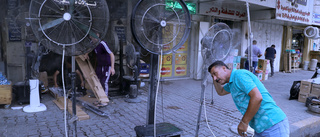 Irakier protesterar mot elbrist under värmebölja