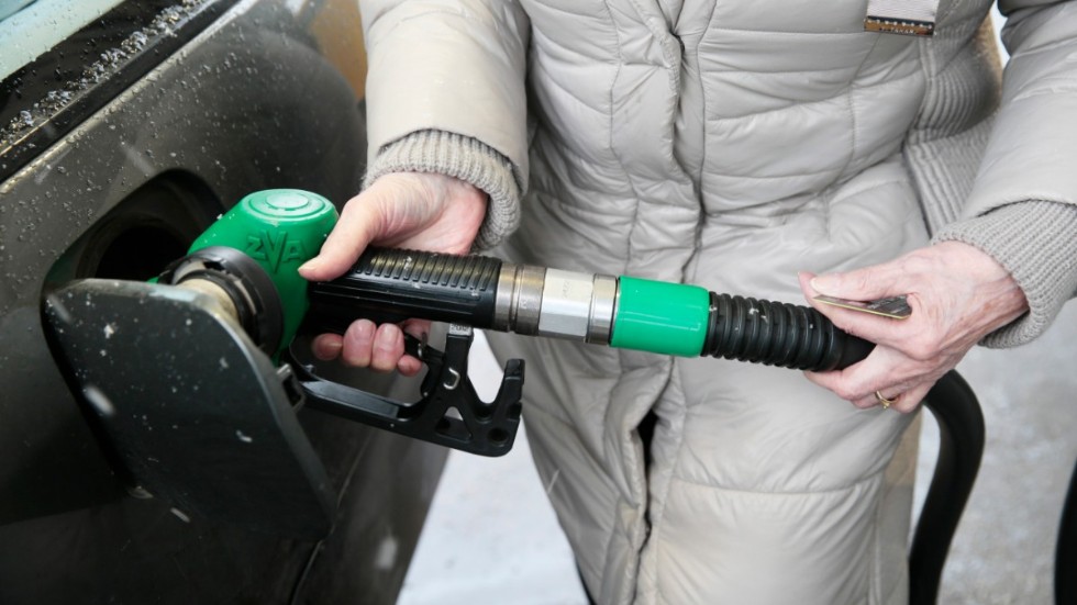 
De höga bensin och dieselpriserna drabbar de som bor på landsbygden och de som arbetspendlar, skriver insändarskribenten.