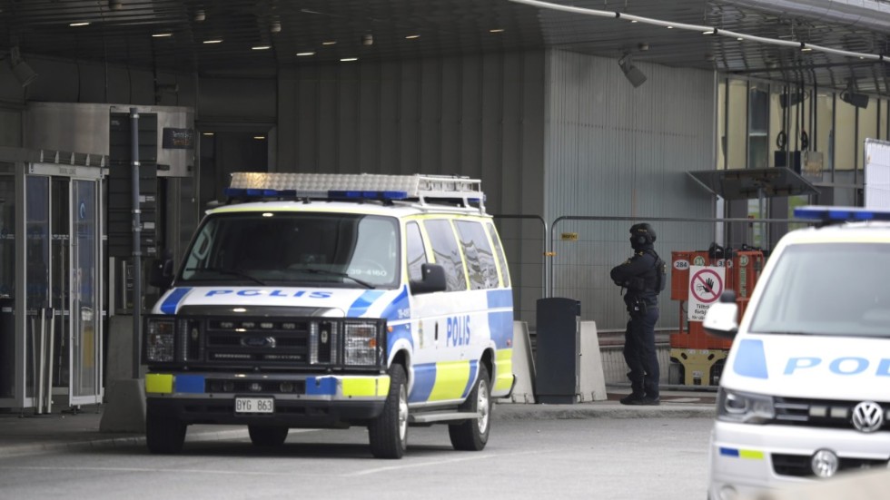 Polis utanför terminal 5 på Arlanda flygplats.