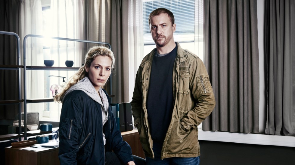 Eva Röse är tillbaka i rollen som Maria Wern och Erik Johansson gör fortsatt den andra huvudrollen som Sebastian Ståhl. Pressbild.