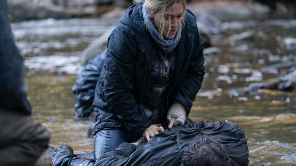 Den prövade kriminalkommissarien Mare (Kate Winslet) kämpar med ett obehagligt fall i "Mare of Easttown". Pressbild.