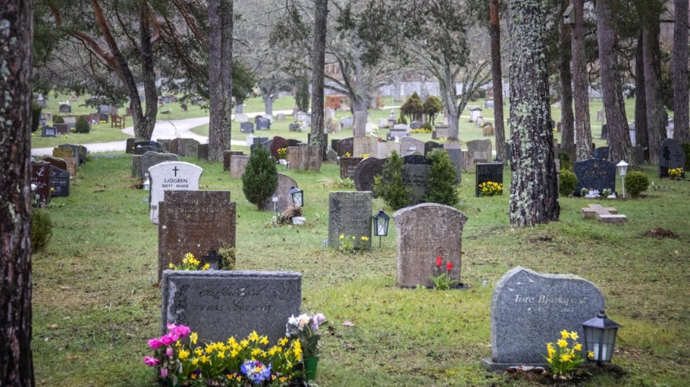 Svenska kyrkan måste ta sitt ansvar och låta gravstenar få stå kvar så att bygders och släkters historia lever vidare, skriver artikelförfattarna.