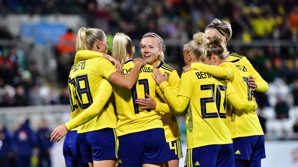 Sveriges fotbollsdamer avslutar landslagsfönstret med bortamatch mot Skottland i kväll.