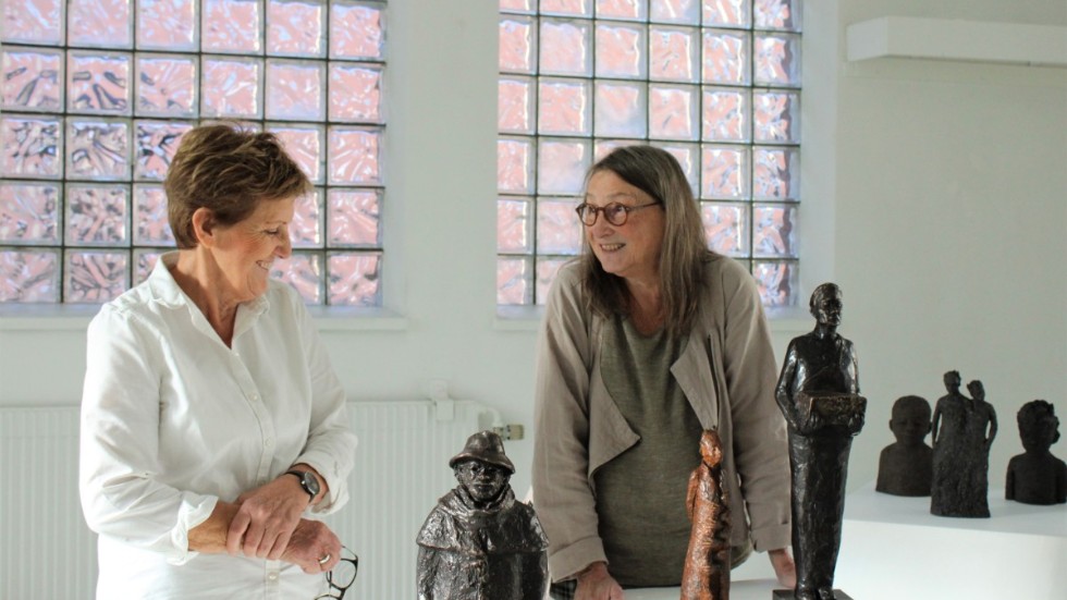 Ing-Marie Fransson och Monica Sandell i en diskussion om skulpturen som håller i en kista. "Vi har alla vår egen skattkista med minnen och guldkorna som vi bär omkring på", förklarar Sandell. Anna Weglin Elenius har tyvärr blivit sjuk och närvarar därmed inte under helgens vernissage.