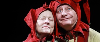 Teatermagi när narrar låter dimridåer falla; "Gunilla Röör och Per Sandberg spelar med hjärtat i handen"