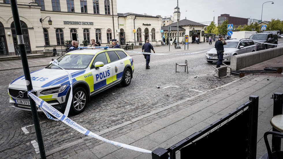 Polis på plats vid järnvägsstationen i Lund i samband med bråk mellan flera personer vid en uteservering i måndags. Arkivbild.