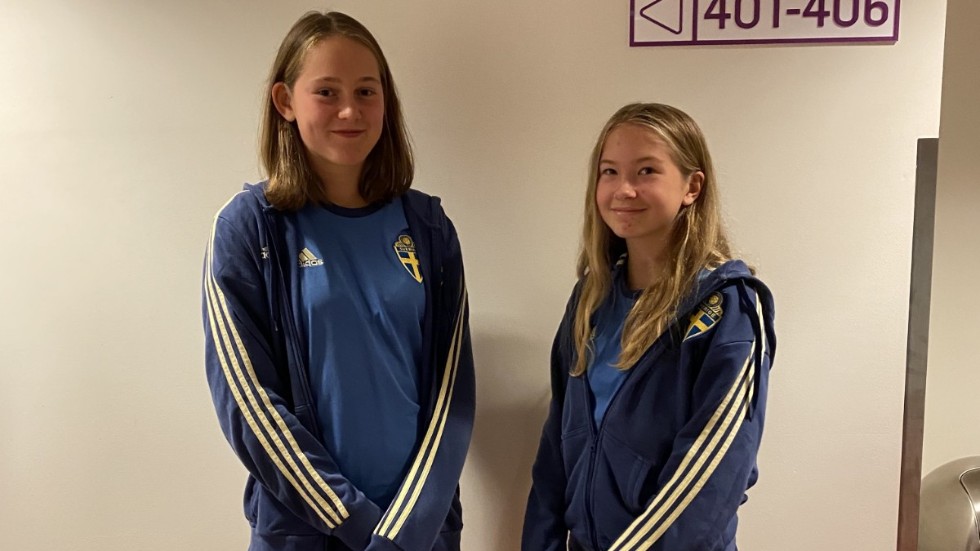 Agnes Karlsson och Jonna Eriksson var båda på landslagsläger i fotboll tidigare i höst. Nu har båda fått ett stipendium.
