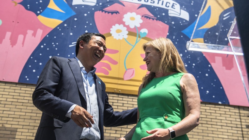 De demokratiska borgmästaraspiranterna Andrew Yang och Kathryn Garcia kampanjar i New York.