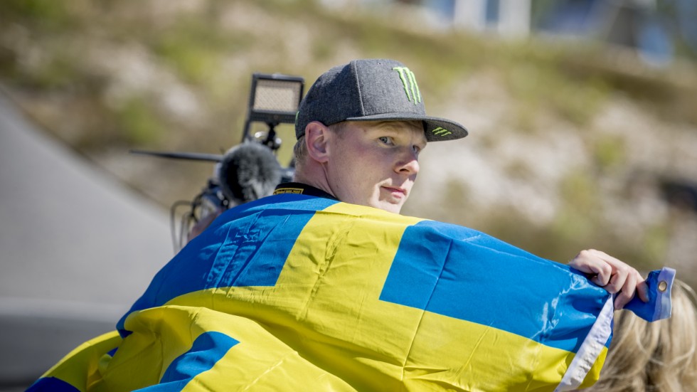 Johan Kristoffersson firar segern på Höljes motorstadion 2018.