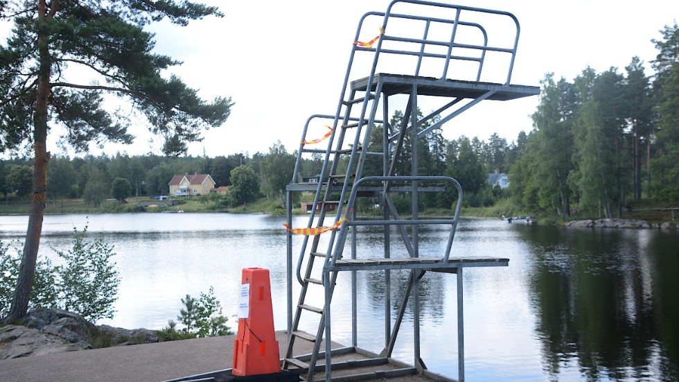 Hopptornet vid badplatsen i Storebro är avstängt efter en olycka där ett barn skadades i foten vid ett hopp från tornet. 