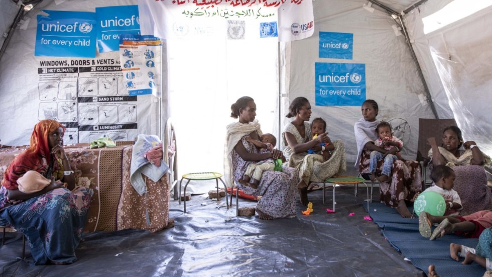 Kvinnor som flytt från konflikten i den etiopiska regionen Tigray ammar sina barn i ett UNICEF-tält. Arkivbild.