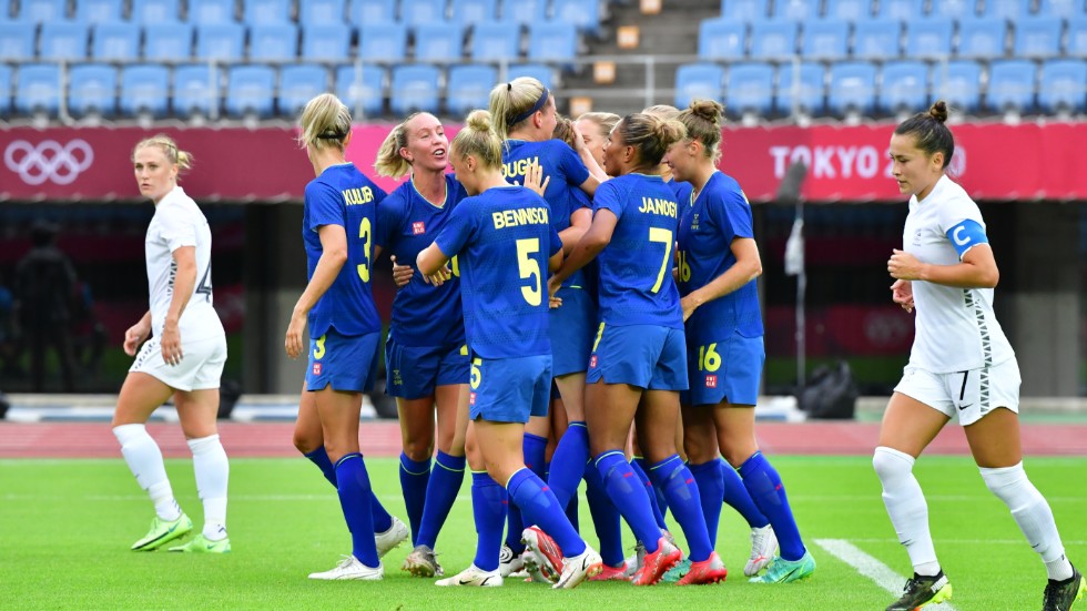 Svenskt målfirande efter Anna Anvegårds 1–0-mål mot Nya Zeeland i OS-fotbollen.