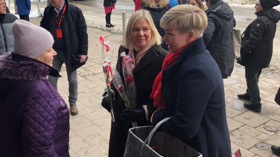 ""Äänestä Sanna!" (rösta på Sanna)!", manade svenska S-ledaren Magdalena Andersson och delade ut rosor utanför köpcentrumet Rajalla, beläget precis bredvid gränsen mellan Sverige och Finland. Till höger på bilden syns Haparandas kommunalråd Nina Waara (S).