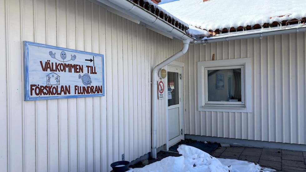 Förskolan Flundran i Loftahammar stänger under fyra veckor i sommar, något som väckt stark kritik i samhället. Nu vill insändarskribenten veta hur kommunen motiverar beslutet.