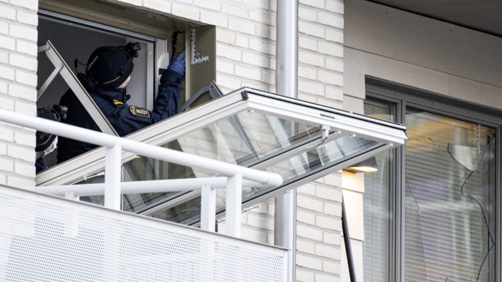 Polisens kriminaltekniker undersöker skotthål i fasad, stuprör och rutor i Limhamn i Malmö på lördagsmorgonen.