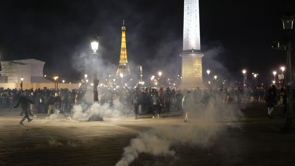 Tårgas mot demonstranter i Paris.