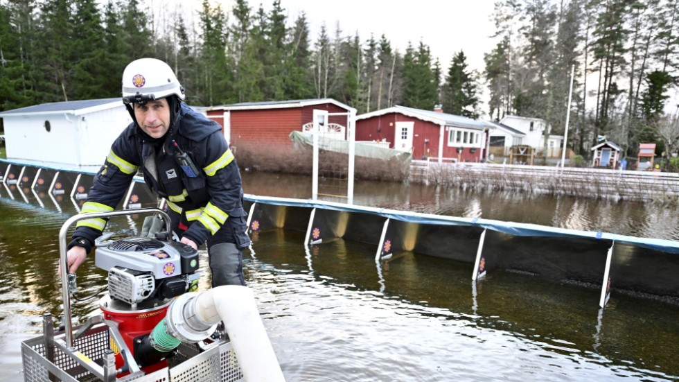 Tobias von Stöckel från Höglandets räddningstjänst jobbar med översvämning i stugområde i Gisshult utanför Nässjö. Bild från måndagen.