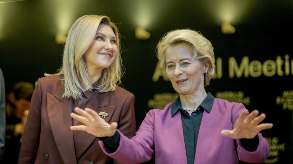 Olena Zelenska, den ukrainske presidentens fru och EU-kommissionens ordförande Ursula von der Leyen var först bland talarna när World Economic Forum inleddes i schweiziska Davos.