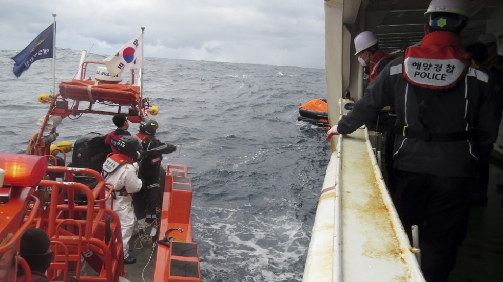 Sydkoreanska kustbevakningen letar efter besättningsmännen.
