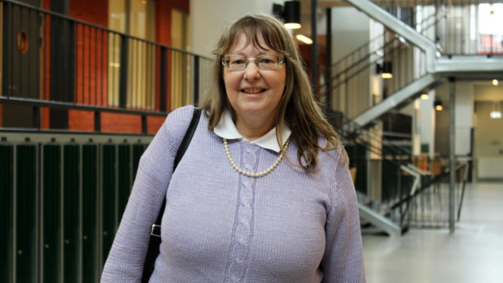 Monika Johansson, svensklärare och fackligt ombud för Lärarnas riksförbund på Vimmerby gymnasium delar inte Språkrådets åsikt och menar att "de" och "dem" behöver finnas kvar. 