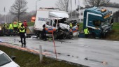 Två döda när lastbil kom över på fel sida