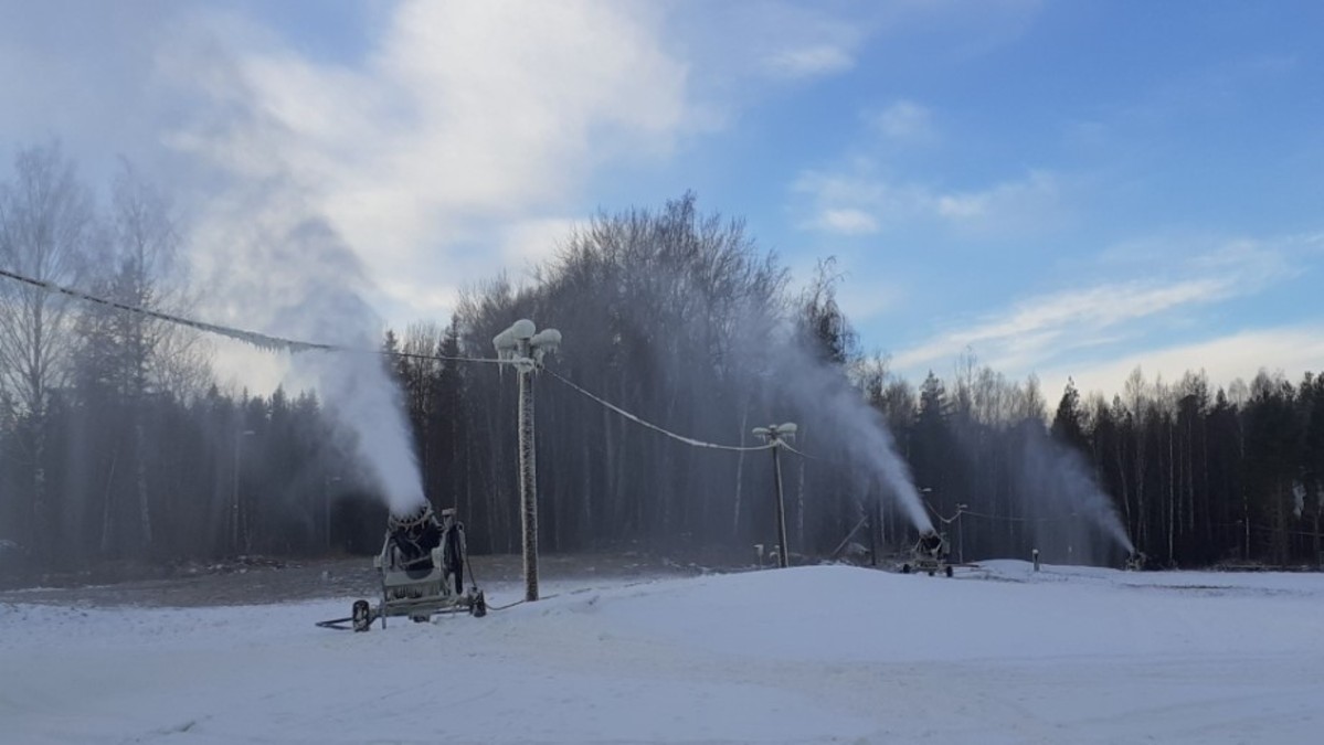 Här sprutar konstsnön för fullt snart skidpremiär i distriktet