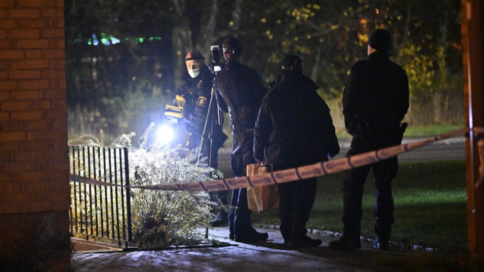 Polisens tekniker har jobbat under hela natten i Helsingborg sedan en man skjutits med flera skott.