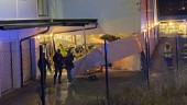 Personbil for rakt in genom väggen på byggnad i Nyköping – föraren till sjukhus
