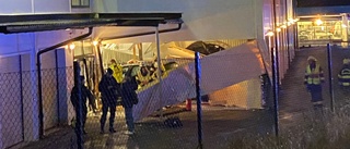 Personbil for rakt in genom väggen på byggnad i Nyköping – föraren till sjukhus