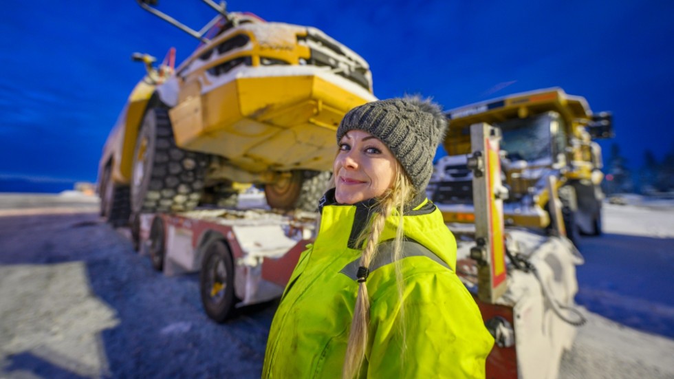 Heavy trailers are definitely for girls. Angelica Larsson is a truck driver and influencer. Through videos on social media, she shows her everyday life in her job and tries to get more women to go for trucks