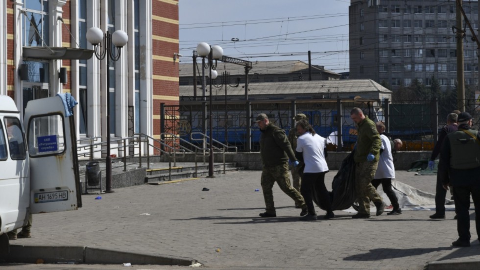 Ukrainska soldater bär undan döda efter attacken mot en järnvägsstation i Kramatorsk i fjol.