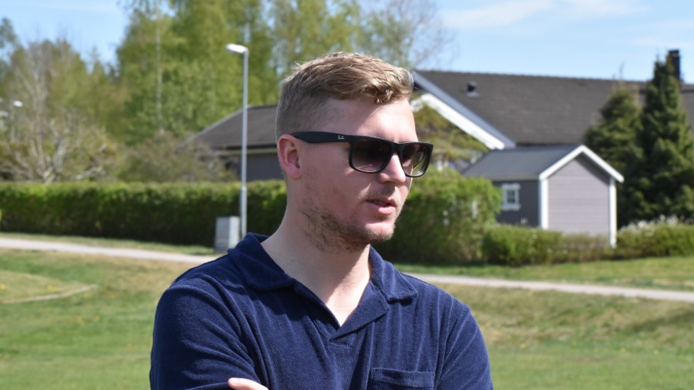 Ricky Gustafsson lämnar uppdraget som assisterande i Södra Vi IF. 