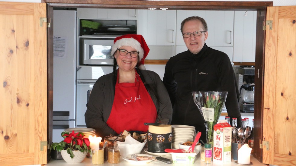 Annika Stagård och Fredrik Eirasson håller traditionen levande och bjöd in alla som ville komma till julfest.
