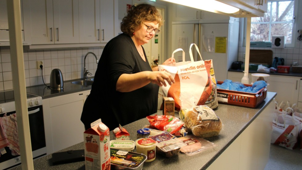 En julkasse innehåller allt från mat till sötsaker. Det mesta som behövs för ett julbord. Ylva Nilsson, diakoniassistent på Vimmerbys pastorat har arbetat in i det sista med förberedelserna.