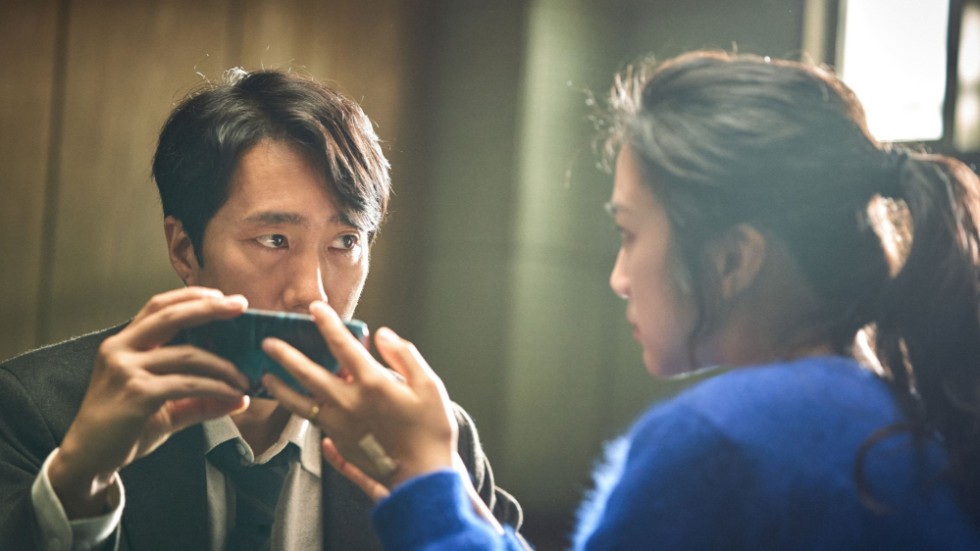 Hur mycket kan en man offra för kärleken? Om det handlar den hyllade sydkoreanske regissörens nya ”Decision to leave” om Mordkommisarien Hae-Jun som slänger bort sitt liv när han förälskar sig i mordmisstänkta änkan Seo-Rae. Pressbild.