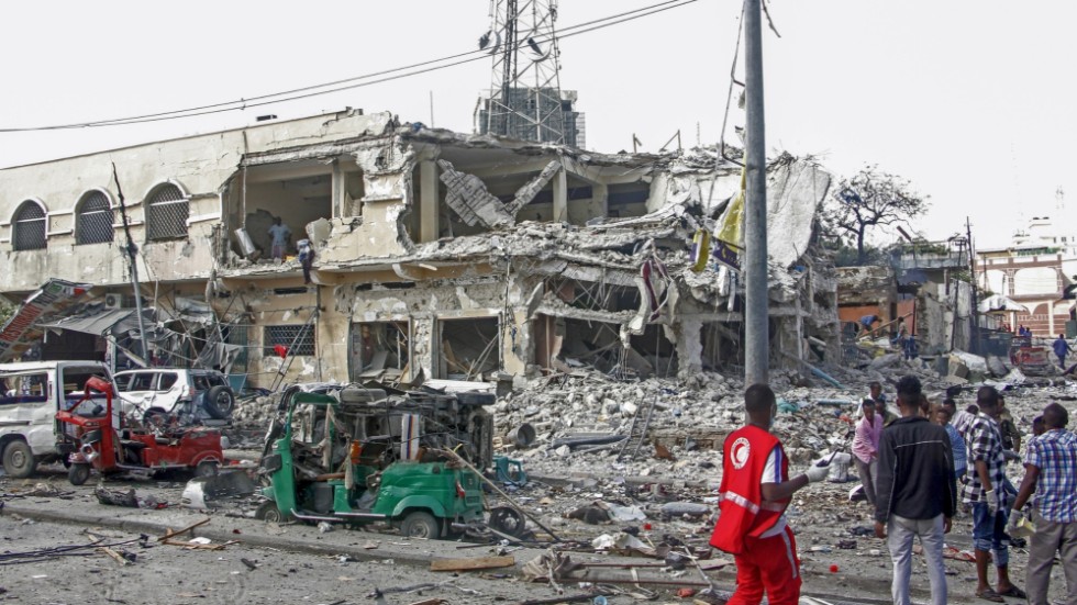 Två bilbomber detonerade i centrala Mogadishu på lördagen och antalet döda räknas ännu.