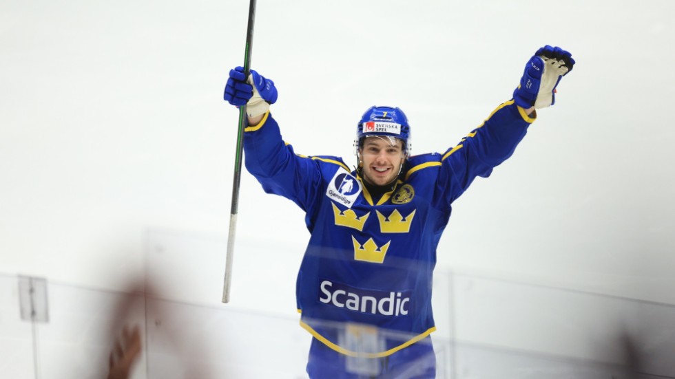 Sveriges Hardy Häman Aktell jublar efter sitt 2–0-mål mot Finland – Växjöbackens första fullträff i Tre Kronor-tröjan.