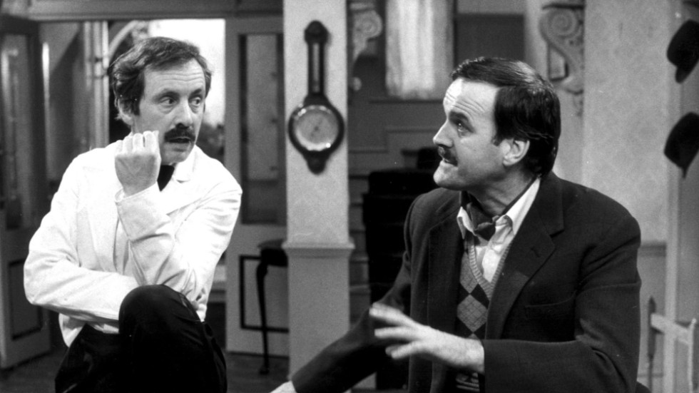 Manuel (Andrew Sachs) och Basil (John Cleese) i en scen ur "Pang i bygget". Pressbild.