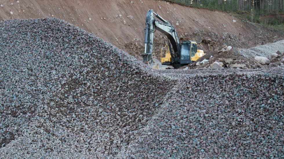 Företaget har ansökt om att få ta ur ytterligare fyra miljoner ton ur täkten i Silverdalen de kommande 25 åren. "Det är en produkt som behövs för att hålla Sverige igång" anser Oscar Lockström.