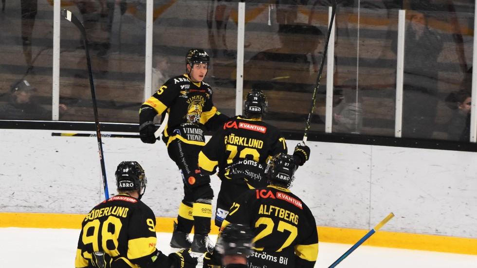 Oskar Lindgren har fått jubla över sju mål den här säsongen för Vimmerby Hockey.