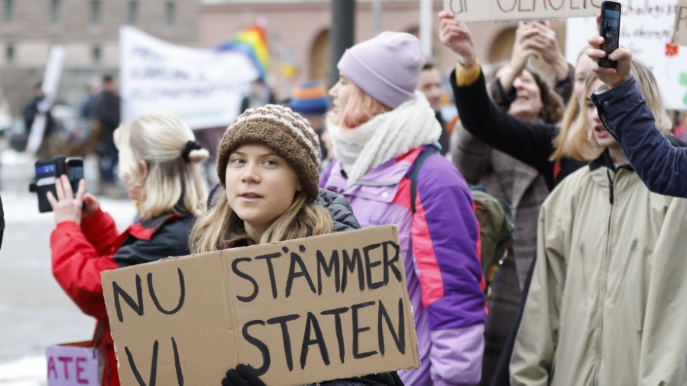 Klimataktivisten Greta Thunberg under den demonstration som den ungdomsledda organisationen Aurora gjorde inför inlämningen av sin stämningsansökan. Arkivbild.