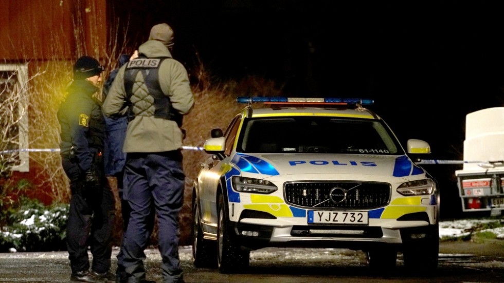 En man i 70-årsåldern sköts i går kväll ihjäl i ett villaområde i Växjö. Polisen var på plats med tekniker och spärrade av brottsplatsen.