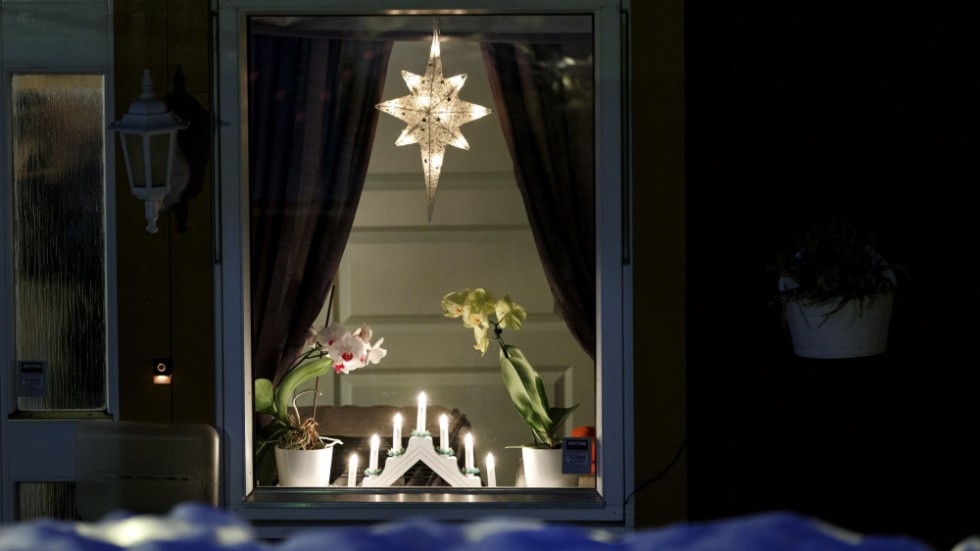 Du kan spara pengar på att byta från glödlampor till led-lampor i julbelysningen. Arkivbild.